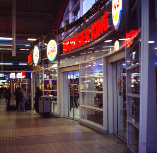 849415 Gezicht op de snackbar Burger King in de Stationshal van het N.S.-station Utrecht C.S. te Utrecht.